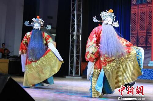 中國僑網(wǎng)國家級非遺深澤墜子戲保護(hù)成果展演現(xiàn)場,。 梁子棟 攝