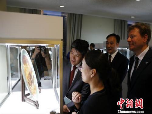 中國(guó)僑網(wǎng)現(xiàn)場(chǎng)嘉賓欣賞展品,。龍泉宣傳部 提供