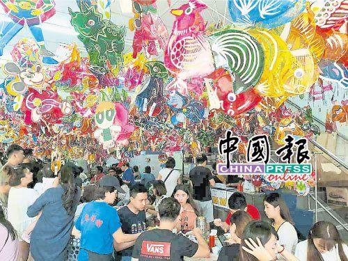 中國僑網(wǎng)在大東酒樓內(nèi)高掛燈籠,除了傳承中華傳統(tǒng)節(jié)日節(jié)慶文化外,,也可趁機(jī)讓外國游客認(rèn)識具有本土特色的玻璃紙燈籠,。(馬來西亞《中國報(bào)》)