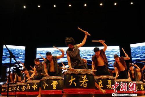 中國僑網(wǎng)資料圖:2018年5月26日晚,華僑大學(xué)廿四節(jié)令鼓隊(duì)第十三屆校園公演精彩上演,。關(guān)海洋 攝