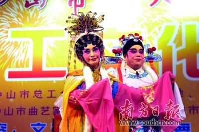 中國僑網(wǎng)后山曲藝社在中山市工人文化宮職工文化廣場演出,。南方日報(bào)記者 王云 攝
