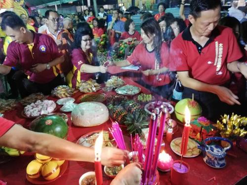 中國(guó)僑網(wǎng)大山腳中秋嘉年華會(huì)今年增設(shè)拜月娘儀式,喚醒人們漸被淡忘的記憶,。(馬來(lái)西亞《星洲日?qǐng)?bào)》)