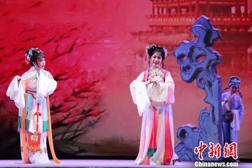 中國(guó)僑網(wǎng)圖為越劇戲迷表演越劇,。紹興大劇院供圖