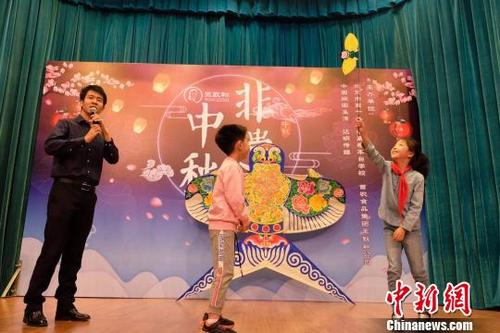 中國(guó)僑網(wǎng)非遺傳承人走進(jìn)校園,。圖為風(fēng)箏表演。主辦方提供
