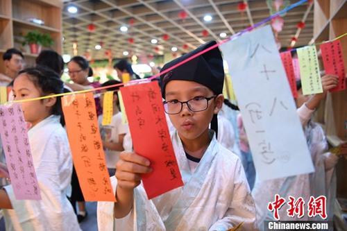 中國僑網(wǎng)9月18日,小朋友參加猜燈謎活動,。當日,安徽省合肥市包河區(qū)竹西社區(qū)舉辦“傳統(tǒng)文化迎中秋”活動,,組織小朋友制作燈籠,、猜燈謎等,體驗中秋傳統(tǒng)民俗,。中新社記者 韓蘇原 攝