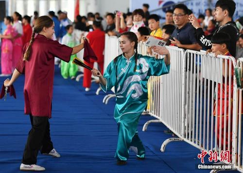 中國僑網(wǎng)9月20日,兩位外國女選手在賽場外切磋武藝吸引觀眾眼球。第十屆中國·滄州國際武術(shù)節(jié)于9月19日至9月22日舉行,,來自50個國家和地區(qū)的2200名“武者”齊聚中國“武術(shù)之鄉(xiāng)”滄州切磋武藝,,增進文化交流,感悟武術(shù)魅力,。據(jù)了解,,期間還舉辦武術(shù)文化博覽會、武術(shù)惠民系列表演等活動,。中新社記者 翟羽佳 攝