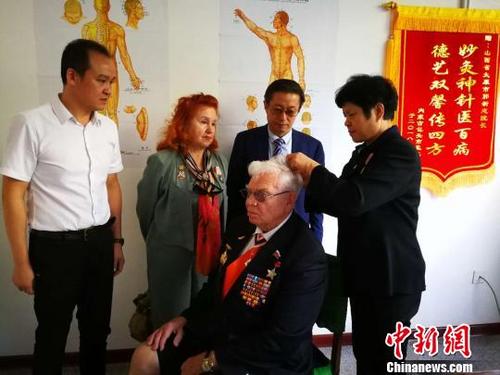 中國僑網(wǎng)世界腦癱康復權(quán)威專家郭新志正在為俄中友好協(xié)會副會長、俄中新絲綢之路文化發(fā)展基金會俄方會長奧帕索夫·耶夫根尼·康斯坦丁諾維奇進行針灸治療,?!罱苡ⅰz