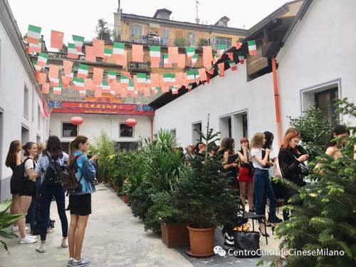 中國僑網(wǎng)模特們在中國文化中心參加面試,。