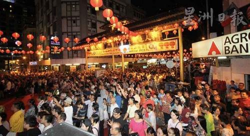 中國(guó)僑網(wǎng)加雅街中秋節(jié)提燈游行比賽聯(lián)歡晚會(huì)周六(29日)晚上盛大上演,,吸引數(shù)以千計(jì)的市民及游客聚集在加雅街,,讓市中心洋溢著濃濃的佳節(jié)氣氛。(馬來(lái)西亞《星洲日?qǐng)?bào)》)