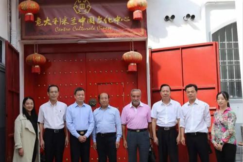 中國僑網(wǎng)合影。