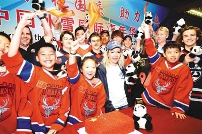 中國(guó)僑網(wǎng) 10月3日,正在北京參加中國(guó)冰雪國(guó)際嘉年華冰球邀請(qǐng)賽的外國(guó)球員與中方球員互贈(zèng)禮品,,暢敘友誼,,共同慶祝新中國(guó)69歲華誕。 本報(bào)記者 賀 勇攝