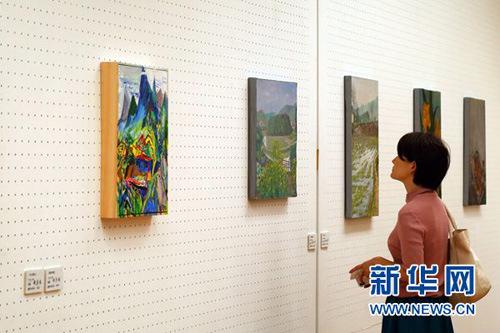 中國僑網(wǎng)10月8日,,在日本東京世田谷美術(shù)館,一位觀眾欣賞展出的中國藝術(shù)家畫作,。 新華社記者王可佳攝