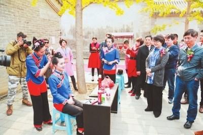 中國僑網(wǎng)圖為湄洲女發(fā)髻技藝展示,。