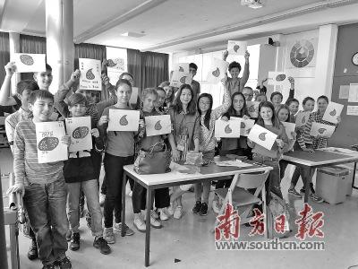 中國僑網(wǎng)德國迪爾曼中學(xué)的學(xué)生展示著自己的剪紙作品,。受訪者供圖