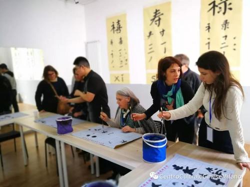 中國(guó)僑網(wǎng)活動(dòng)現(xiàn)場(chǎng),,嘉賓們體驗(yàn)寫書法。