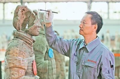 中國僑網(wǎng)蘭德省在修復(fù)秦俑,。本報記者 張丹華攝