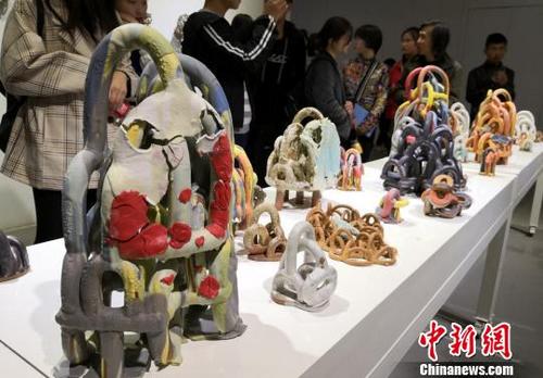 中國僑網(wǎng)10月25日,,由美國專家和甘肅師生共同完成的80余件創(chuàng)意陶藝作品在蘭州城市學(xué)院展出?!⒂裉摇z