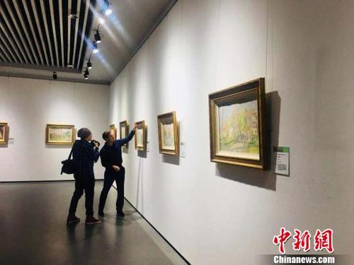 中國僑網(wǎng) 6日,,“當(dāng)代俄羅斯油畫大師展”在黑龍江省開展,?!㈠a菊 攝