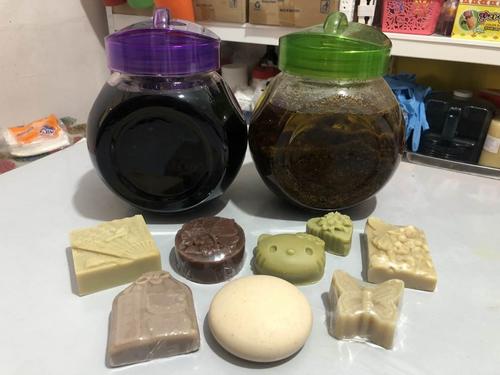 中國僑網(wǎng)草藥手工皂近來興起,,姚婷婷研制了多種草藥手工皂,,如桑葉苦楝皂、紫草對面葉皂,、辣木皂,、酪梨苦楝皂,、中藥發(fā)皂、十白子羊奶皂及佛手柑皂,。(馬來西亞《星洲日報(bào)》)