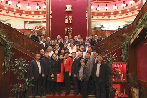 中國僑網(wǎng)圖為座談會(huì)后,代表團(tuán)與嘉賓在幸福樓合影,。(法國《歐洲時(shí)報(bào)》/孔帆 攝)
