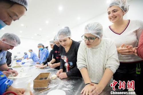 中國僑網(wǎng)海外留學(xué)生在山東文登體驗制作花餑餑,。 文新 攝