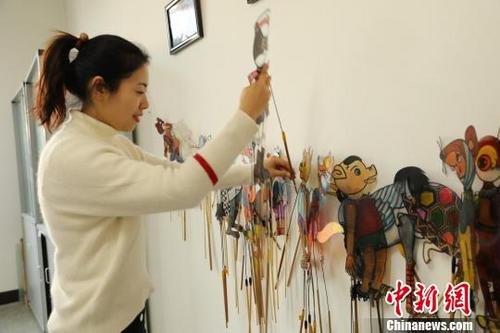 中國(guó)僑網(wǎng)皮影老師吳鎧馨課后整理師生親手制作的皮影,?!±钆迳骸z