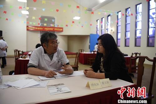 中國僑網(wǎng)當(dāng)?shù)貢r(shí)間12月3日,,中國江蘇省僑辦組織的“中醫(yī)關(guān)懷團(tuán)”在巴西圣保羅為當(dāng)?shù)厝A僑華人舉行義診活動(dòng),,不遠(yuǎn)萬里送醫(yī)慰?jī)S,,受到僑界的歡迎和好評(píng),。中新社記者 莫成雄 攝