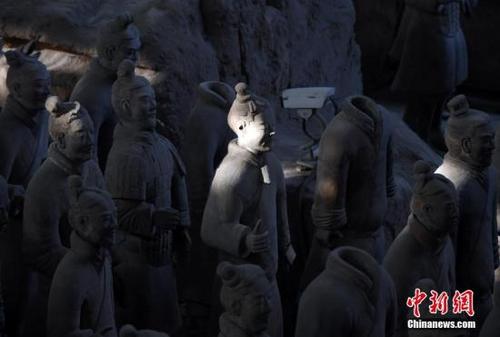 中國(guó)僑網(wǎng)資料圖,,位于西安市臨潼縣的秦始皇陵兵馬俑一號(hào)坑內(nèi)陳列的兵馬俑,。中新社記者 侯宇 攝