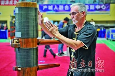 中國僑網(wǎng)本屆詠春拳大賽中,,選手在比賽現(xiàn)場參與木人樁項(xiàng)目環(huán)節(jié),。 南方日報(bào)記者 戴嘉信 攝