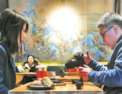 中國僑網(wǎng)圖為不少顧客來店里拍照,。 攝影/本報(bào)記者 王曉溪