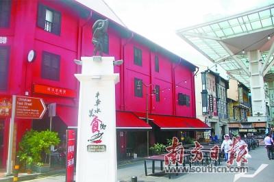 中國(guó)僑網(wǎng)在新加坡唐人街,有一條匯聚了各國(guó)美食的美食街,。楊立軒 攝