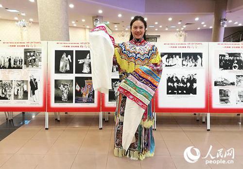 中國僑網(wǎng)中國戲劇研究專家向越南觀眾展示梅蘭芳演出《天女散花》時(shí)用的演出服復(fù)制品。