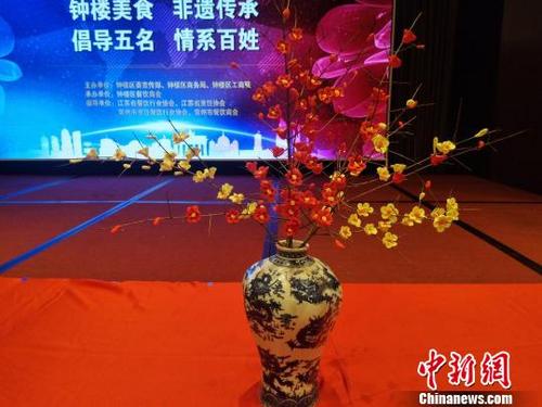 中國僑網(wǎng)這么美的梅花瓶原來是用來吃的 魏佳文 攝