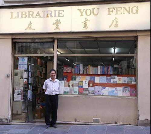 中國(guó)僑網(wǎng)潘立輝在永豐書店,。(“歐時(shí)大參”微信公眾號(hào) 潘越平 攝)
