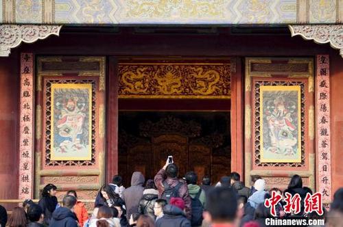 中國(guó)僑網(wǎng)乾清宮門口已經(jīng)貼上門神 杜洋 攝