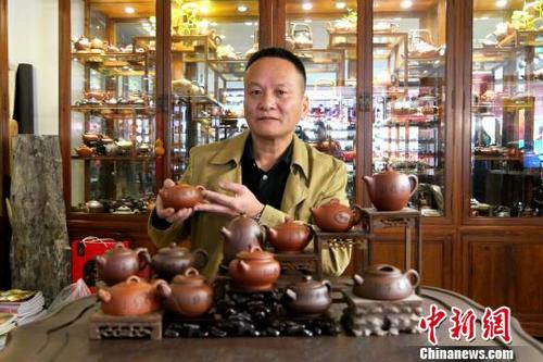 中國僑網(wǎng)張瑞端與他12年來創(chuàng)作的12生肖壺,。陳啟任 攝