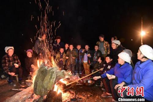中國僑網(wǎng)苗族婦女和兒童在篝火前慶祝苗年,?!⊥跻哉铡z