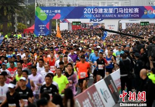 中國(guó)僑網(wǎng)1月6日,2019廈門馬拉松賽在廈門開跑,,三萬多名選手參加比賽,。 王東明 攝