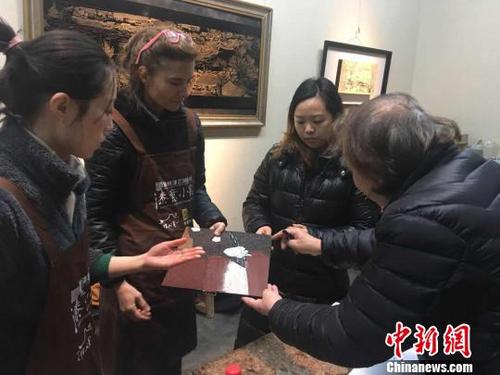 中國(guó)僑網(wǎng)阮界望教授此時(shí)正在指導(dǎo)多米尼克·亨伯特,?!∪~秋云 攝