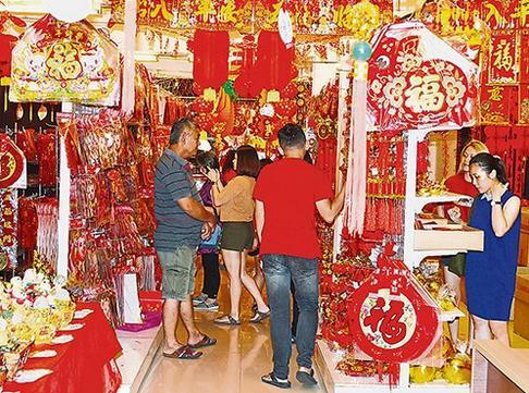 中國僑網(wǎng)馬來西亞森美蘭州一家年貨專賣店,眾多顧客前來選購,。(馬來西亞《中國報》)