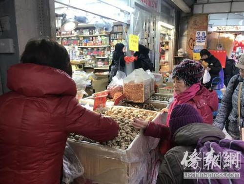 中國僑網(wǎng)華埠零售業(yè)新年迎來干貨銷售“小高峰”。(僑報實習(xí)記者華夏美徍攝)