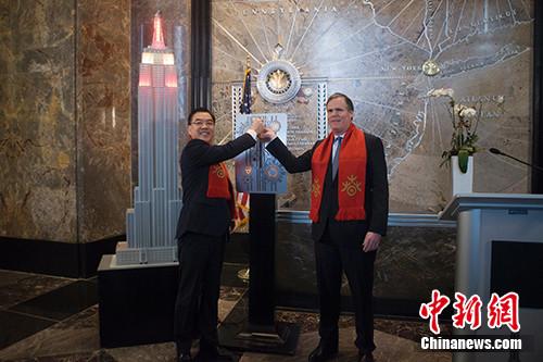 中國僑網(wǎng)當?shù)貢r間2月1日,,紐約帝國大廈慶祝2019年中國春節(jié)點燈儀式舉行。圖為中國駐紐約總領事黃屏(左)同帝國大廈集團總裁兼首席運營官約翰·凱斯勒共同合上象征點燈的電閘,。中新社記者 馬德林 攝