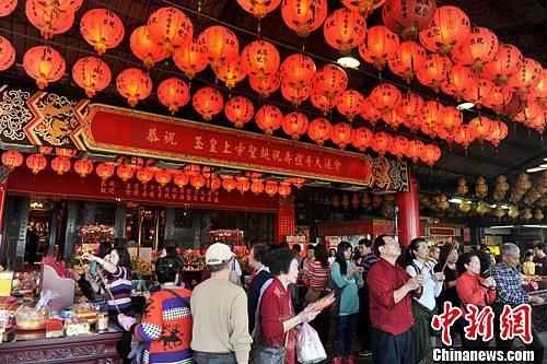 中國(guó)僑網(wǎng)資料圖:臺(tái)灣民眾春節(jié)紛紛前往各大寺廟拜廟祈福,。中新社發(fā) 王東明 攝