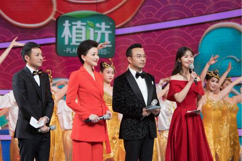 中國僑網(wǎng)由汪涵,、楊瀾領(lǐng)銜主持的“四海同春”2019全球華僑華人春節(jié)大聯(lián)歡18日晚在湖南長沙錄制完成,。本次活動以“同圓共享中國夢”為主題,通過歌舞,、魔術(shù),、戲曲、雜技,、武術(shù)等元素,,將中國傳統(tǒng)文化的傳承發(fā)展和時(shí)代變遷融匯在濃濃的“年味”中,為海內(nèi)外華僑華人奉上一場懷舊與創(chuàng)新兼具的視聽盛宴,。