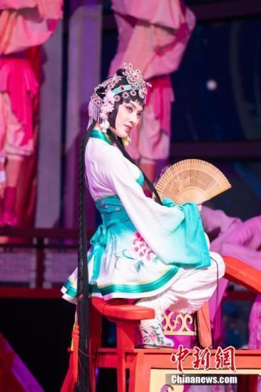 中國僑網(wǎng)由汪涵,、楊瀾領(lǐng)銜主持的“四海同春”2019全球華僑華人春節(jié)大聯(lián)歡18日晚在湖南長沙錄制完成,。圖為黃圣依登臺表演,。