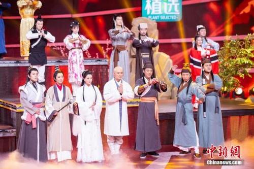 中國(guó)僑網(wǎng)由汪涵,、楊瀾領(lǐng)銜主持的“四海同春”2019全球華僑華人春節(jié)大聯(lián)歡18日晚在湖南長(zhǎng)沙錄制完成。圖為李若彤,、呂頌賢等登臺(tái)表演,。