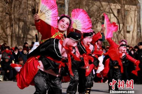 中國僑網(wǎng)圖為敦煌社火比賽,。 張曉亮 攝