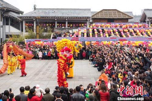 中國僑網(wǎng)圖為2019“我們的節(jié)日·元宵”——“傳誦猜謎舞獅龍·金豬納福鬧元宵”孔學(xué)堂傳統(tǒng)文化活動現(xiàn)場,。張杰 攝