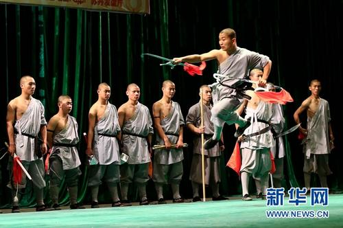 中國僑網(wǎng)當?shù)貢r間2月20日,“中原印象”2019歡樂春節(jié)暨中蘇建交60周年文藝演出在蘇丹首都喀土穆友誼廳上演,。圖為少林武僧們在現(xiàn)場展示少林功夫。新華社記者 馬意翀攝