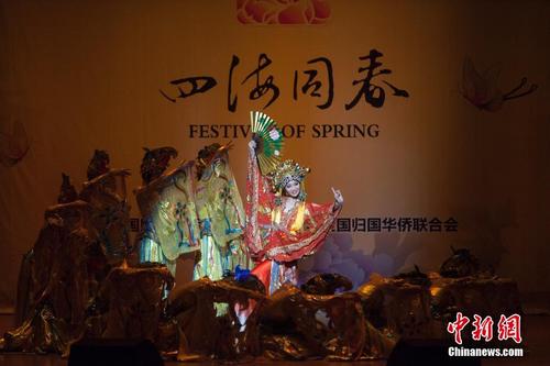 中國僑網當?shù)貢r間2月21日晚,,由中國國務院僑辦,、中國僑聯(lián)主辦的2019年“四海同春”慰僑演出在美國費城賓夕法尼亞大學歐文禮堂舉行,。圖為來自中國歌劇舞劇院舞劇團的演員在表演舞蹈《貴妃醉酒》,。中新社記者 馬德林 攝
